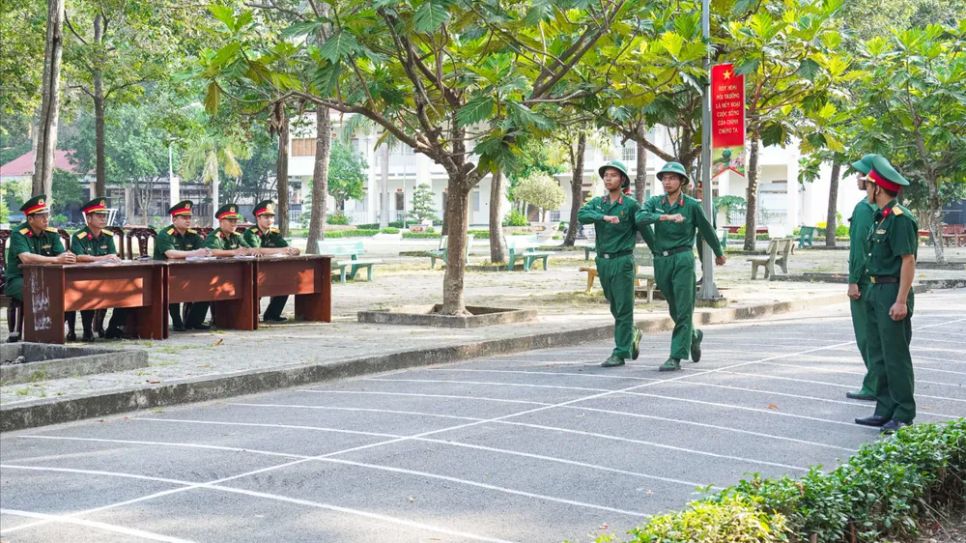 Đoàn kiểm tra nội dung huấn luyện điều lệnh Đoàn kiểm tra nội dung huấn luyện điều lệnh