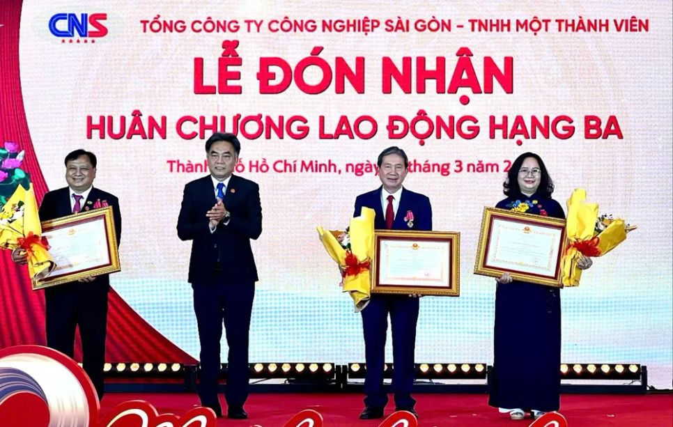 Lãnh đạo CNS đón nhận Huân chương Lao động hạng ba. Ảnh: <span style=