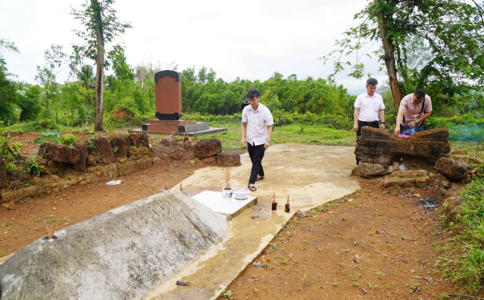 Giữa thành của nghĩa quân Truông Mây còn 1 ngôi mộ được cho là mộ của Chàng Lía