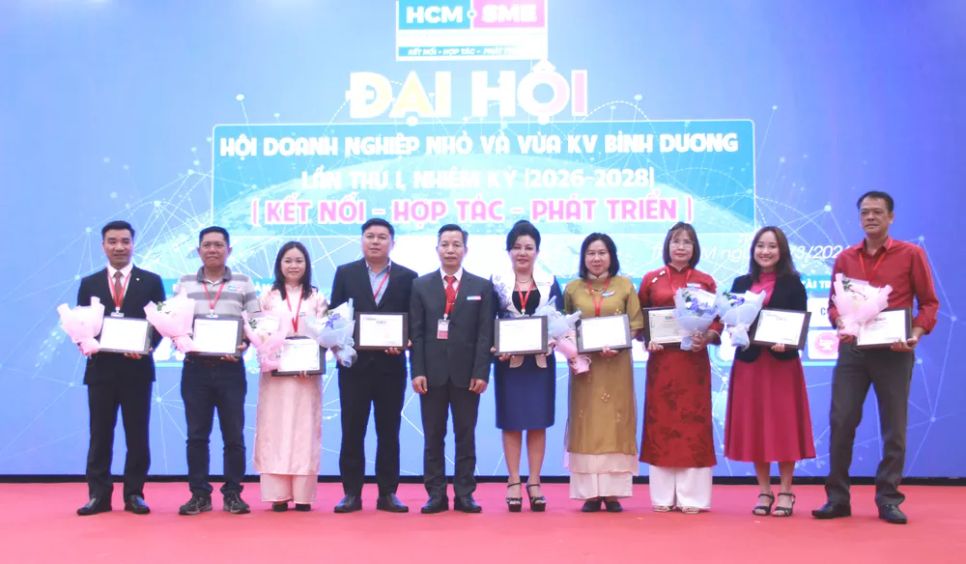 Chủ tịch Hội Doanh nghiệp nhỏ và vừa khu vực Bình Dương Vũ Đăng Khuê trao chứng nhận cho các hội viên mới. Ảnh: TÂM TRANG Chủ tịch Hội Doanh nghiệp nhỏ và vừa khu vực Bình Dương Vũ Đăng Khuê trao chứng nhận cho các hội viên mới. Ảnh: TÂM TRANG