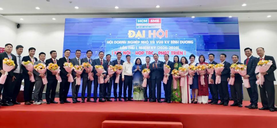 Ra mắt Ban chấp hành Hội Doanh nghiệp nhỏ và vừa khu vực Bình Dương với 22 thành viên. Ảnh: TÂM TRANG Ra mắt Ban chấp hành Hội Doanh nghiệp nhỏ và vừa khu vực Bình Dương với 22 thành viên. Ảnh: TÂM TRANG