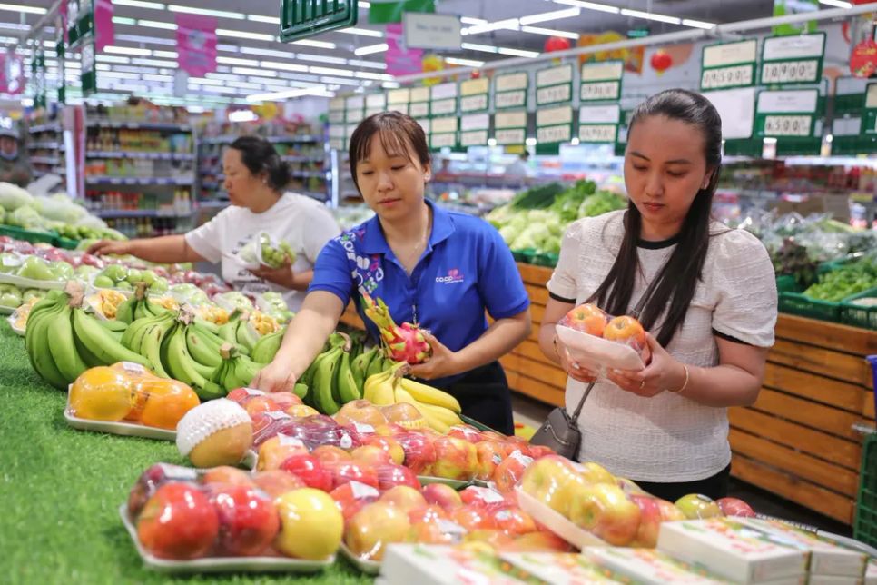 Khách mua trái cây tại Co.opmart trên địa bàn TPHCM Khách mua trái cây tại Co.opmart trên địa bàn TPHCM