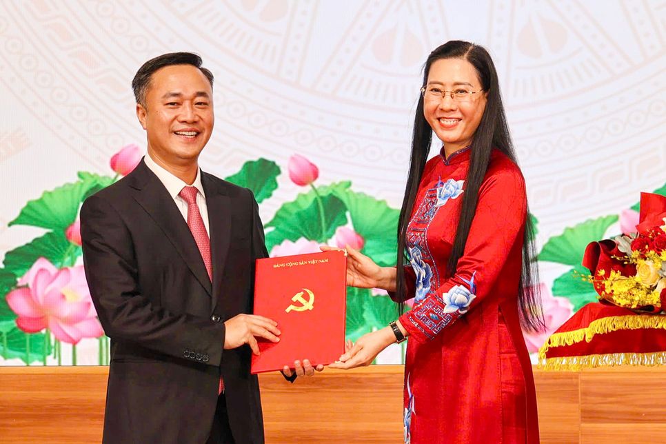 Bà Bùi Thị Quỳnh Vân - Phó trưởng Ban Tổ chức Trung ương trao quyết định cho ông Nguyễn Việt Hùng. Ảnh: X.N