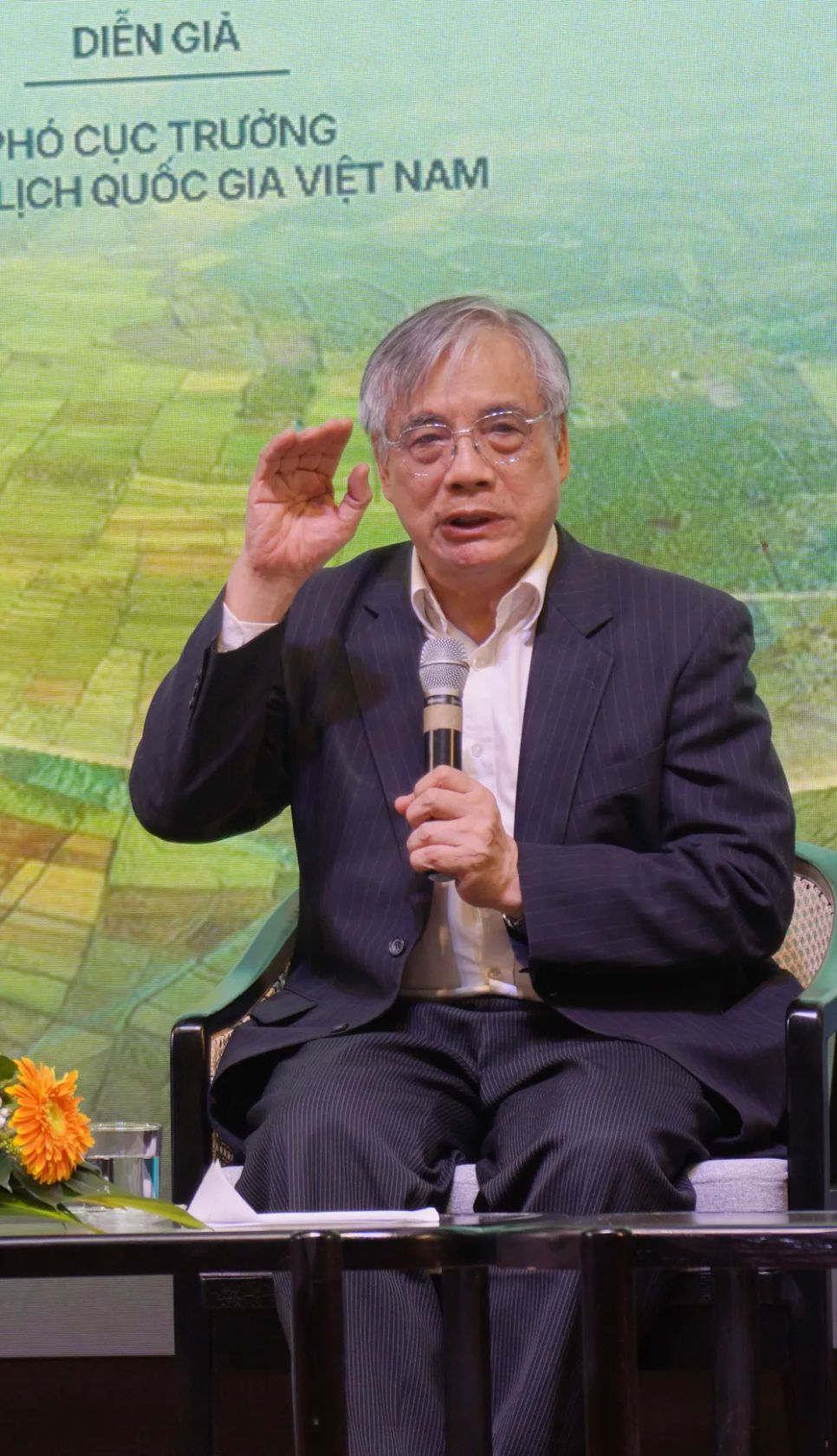 PGS-TS Trần Đình Thiên nêu ý kiến tại diễn đàn