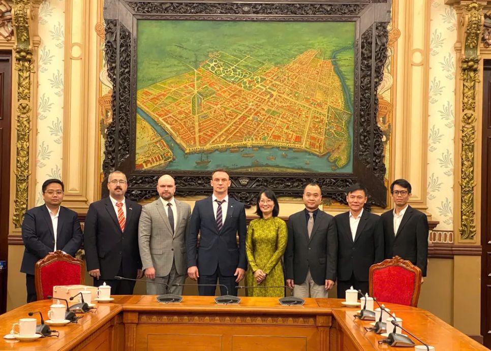 Đoàn đại biểu hai bên chụp ảnh lưu niệm. Ảnh: XUÂN HẠNH