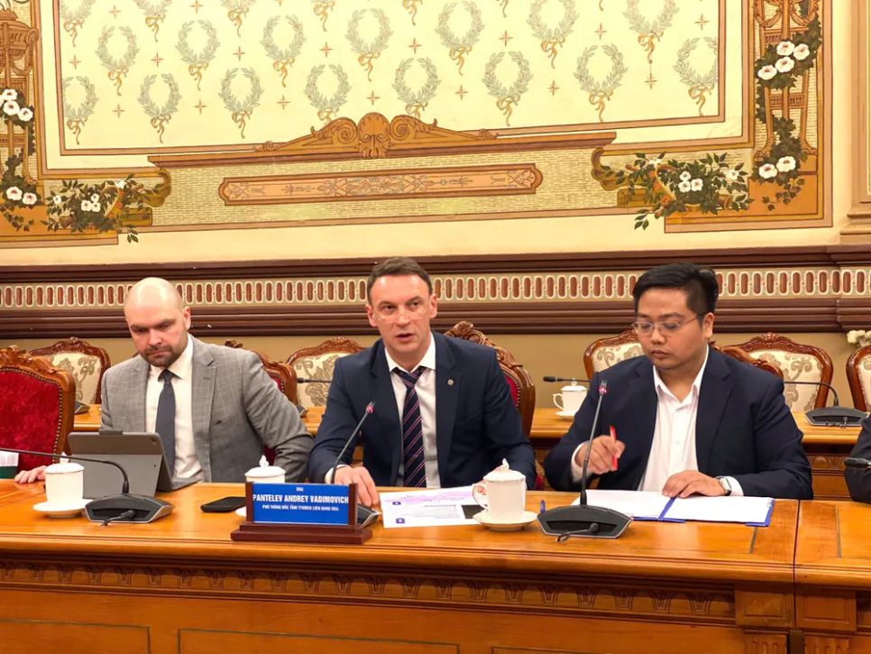 Ông Andrey Vadimovich Pantelev, Phó Thống đốc tỉnh Tyumen phát biểu tại buổi làm việc. Ảnh: XUÂN HẠNH