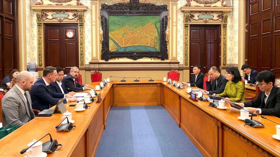 Phó Chủ tịch UBND TPHCM Trần Thị Diệu Thúy tiếp ông Andrey Vadimovich Pantelev, Phó Thống đốc tỉnh Tyumen (Liên bang Nga). Ảnh: XUÂN HẠNH