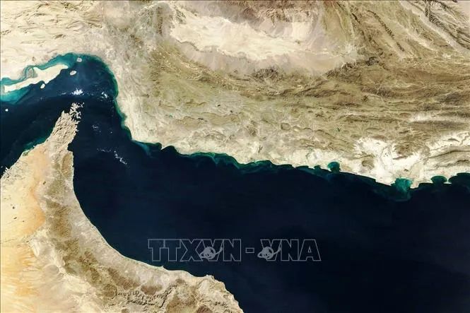 Hình ảnh từ vệ tinh Terra của NASA về Eo biển Hormuz (trái). Ảnh: The Gulf News/TTXVN Hình ảnh từ vệ tinh Terra của NASA về Eo biển Hormuz (trái). Ảnh: The Gulf News/TTXVN