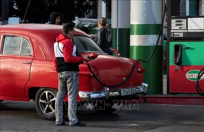 Người dân đổ xăng cho xe ô tô tại trạm xăng ở La Habana, Cuba, ngày 31-1-2024. Ảnh minh họa: TTXVN Người dân đổ xăng cho xe ô tô tại trạm xăng ở La Habana, Cuba, ngày 31-1-2024. Ảnh minh họa: TTXVN