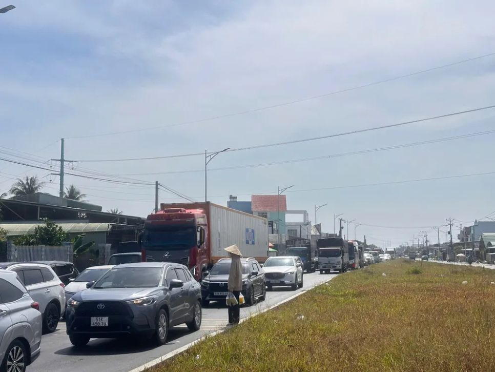 <i>Khu vực ngã tư Đồng Tâm thường xuyên xảy ra tình trạng ùn ứ cục bộ. Ảnh: Bùi Nguyên</i>