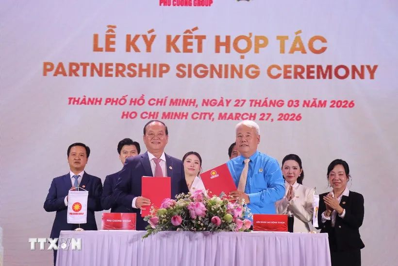 Ông Võ Khắc Thái, Phó Chủ tịch Thường trực Liên đoàn Lao động Thành phố Hồ Chí Minh và ông Nguyễn Việt Cường, Chủ tịch Hội đồng Quản trị Công ty Cổ phần Tập đoàn Phú Cường thực hiện nghi thức ký kết thỏathuận hợp tác. (Ảnh: Thanh Vũ/TTXVN)