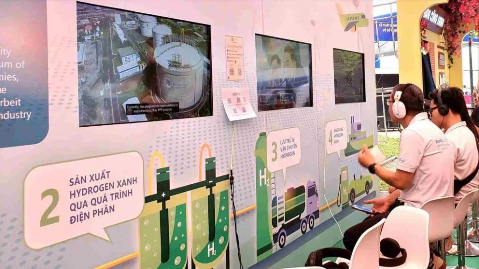 Không gian trưng bày giải pháp xanh với các sản phẩm, công nghệ và dịch vụ về năng lượng sạch. Ảnh: HÀ NGUYỄN