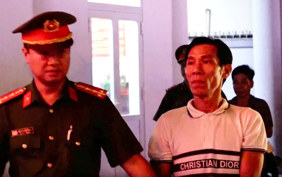 Công an dẫn giải đối tượng Trần Anh Tuấn. Ảnh: CÔNG AN KHÁNH HÒA