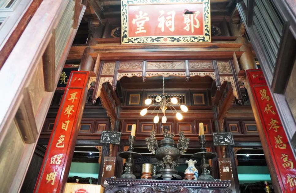 Không gian thờ tự bên trong khối nhà chính