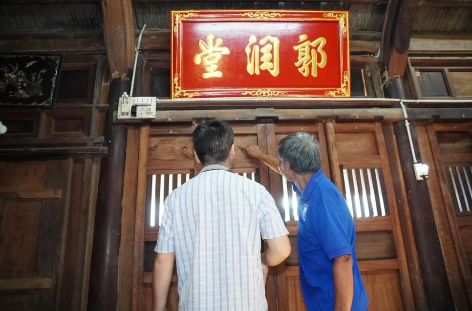 Ông Quách Hùng (74 tuổi) hậu nhân đời thứ 10 dòng họ Quách ở làng Thuận Nghĩa giới thiệu các họa tiết, kiến trúc, chữ Hán trong ngôi nhà cổ