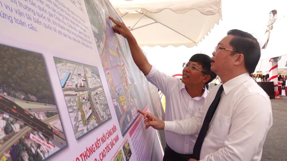 Các đại biểu xem bản đồ dự án cảng Liên Chiểu. Ảnh: XUÂN QUỲNH