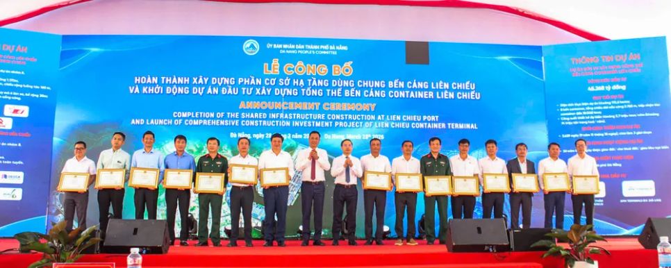 Lãnh đạo TP Đà Nẵng khen thưởng cá nhân, tập thể có thành tích xuất sắc. Ảnh: XUÂN QUỲNH