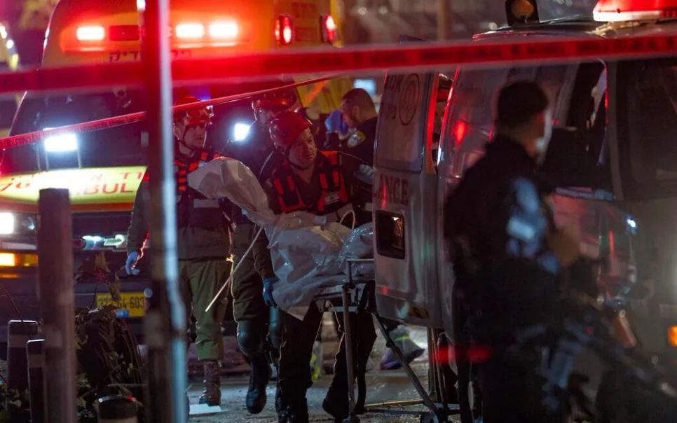 Lực lượng an ninh và cứu hộ Israel tại hiện trường vụ tên lửa bắn từ Iran ngày 28 - 3. Ảnh: Flash90 Lực lượng an ninh và cứu hộ Israel tại hiện trường vụ tên lửa bắn từ Iran ngày 28 - 3. Ảnh: Flash90