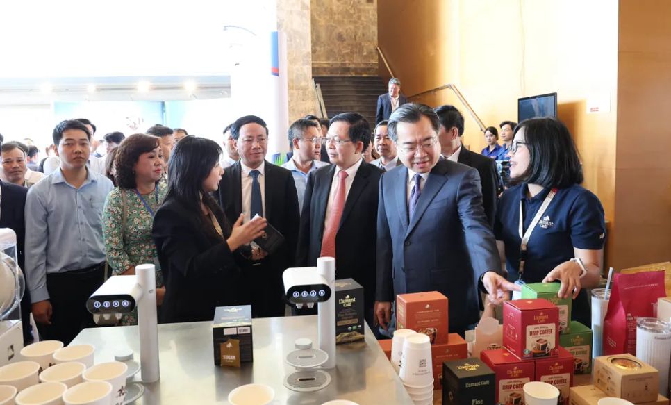 Đồng chí Nguyễn Thanh Nghị và đồng chí Hồ Quốc Dũng tham quan các gian hàng giới thiệu sản phẩm tiêu biểu của Gia Lai tại hội nghị Đồng chí Nguyễn Thanh Nghị và đồng chí Hồ Quốc Dũng tham quan các gian hàng giới thiệu sản phẩm tiêu biểu của Gia Lai tại hội nghị