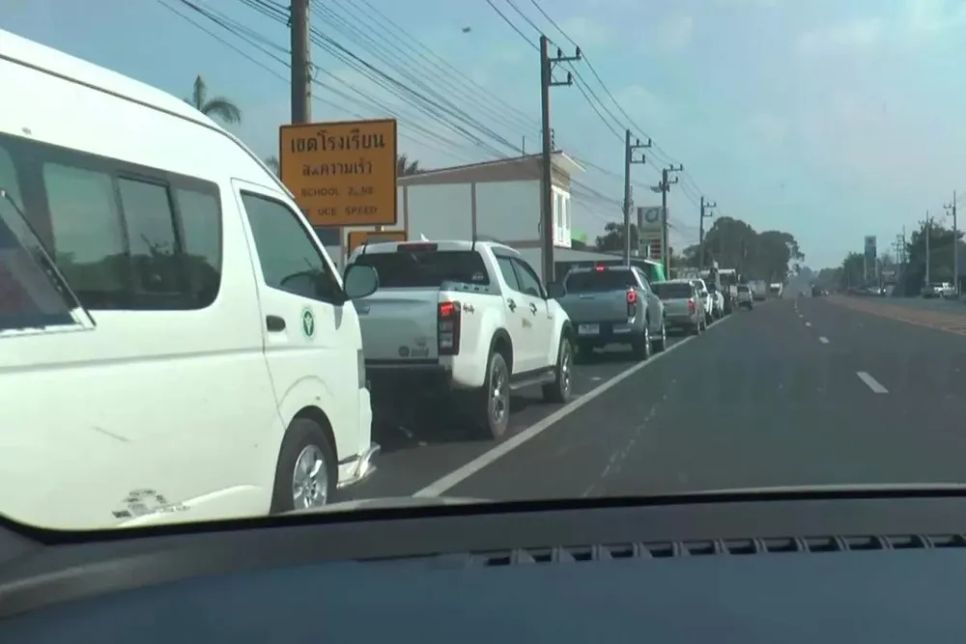 Hàng dài xe ô tô xếp hàng chờ đổ xăng tại một trạm xăng ở huyện Ban Kraut, tỉnh Buri Ram. Ảnh: Bangkok Post Hàng dài xe ô tô xếp hàng chờ đổ xăng tại một trạm xăng ở huyện Ban Kraut, tỉnh Buri Ram. Ảnh: Bangkok Post