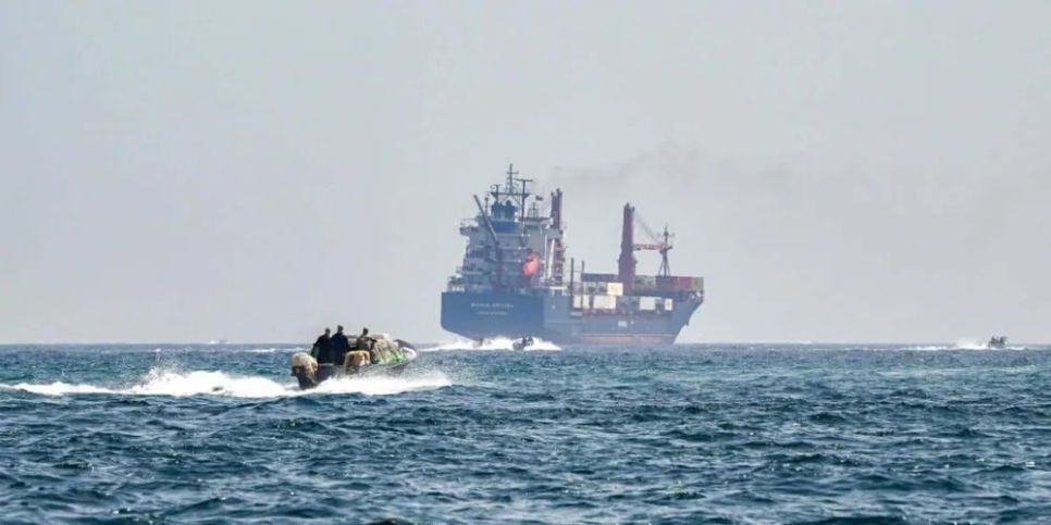 Iran ra lệnh quay đầu cho một tàu chở hàng hướng đến Karachi tại eo biển Hormuz. Ảnh: Trending Now Iran ra lệnh quay đầu cho một tàu chở hàng hướng đến Karachi tại eo biển Hormuz. Ảnh: Trending Now
