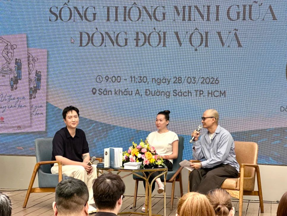 Tác giả Tuấn Đức (trái) hiện đang công tác tại Báo Tiền phong và là tác giả của 4 đầu sách do NXB Kim Đồng ấn hành