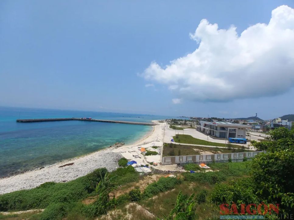 Bến cảng Bến Đình tiếp nhận tàu thuyền trong nước và ngoài nước ra vào hoạt động