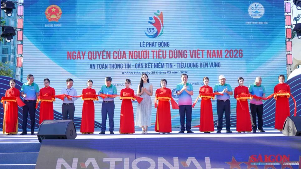 Các đại biểu thực hiện nghi thức cắt băng khai mạc. Ảnh: HIẾU GIANG