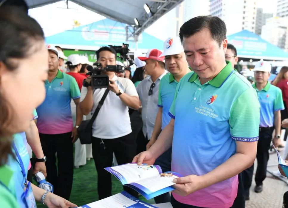 Thứ trưởng Bộ Công Thương Nguyễn Sinh Nhật Tân cùng các đại biểu tham quan gian hàng. Ảnh: BAN TỔ CHỨC