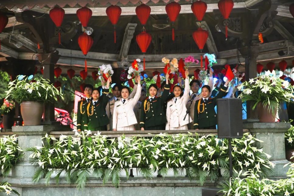 Các nghệ sĩ công an, quân đội tham gia biểu diễn tại chương trình 