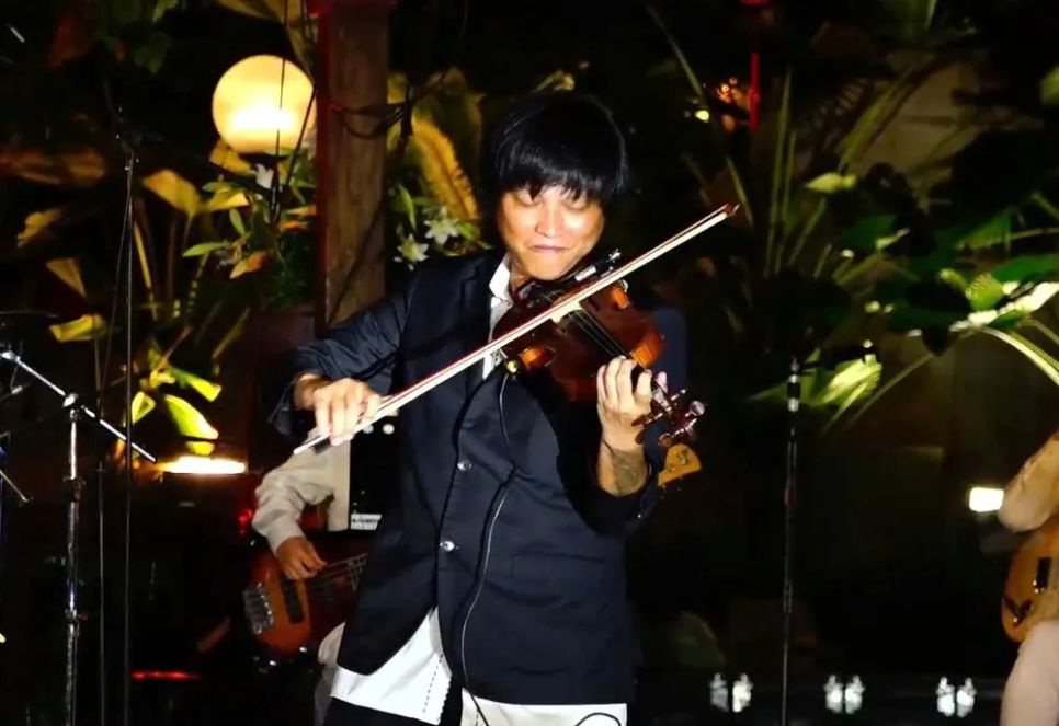 Nghệ sĩ violin Anh Tú biểu diễn tại chương trình 