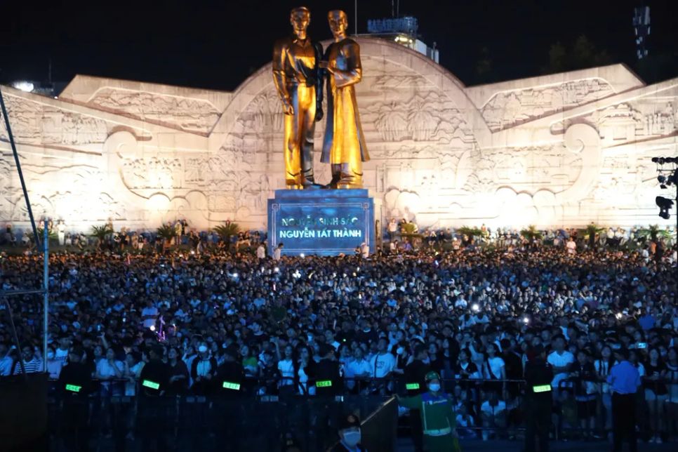 Đông đảo người dân, du khách, giới trẻ tham dự đêm khai mạc Đông đảo người dân, du khách, giới trẻ tham dự đêm khai mạc