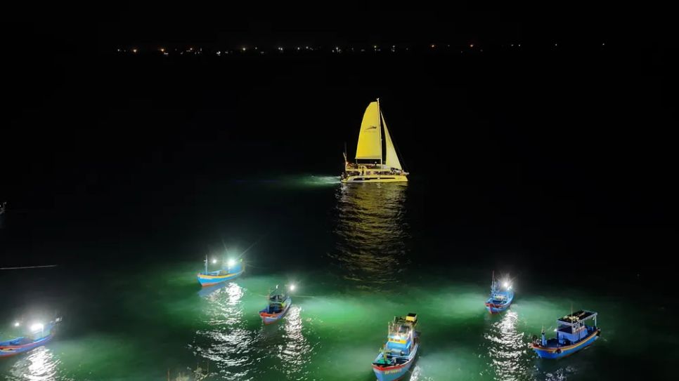 Du khách tham quan trên du thuyền ở vịnh Quy Nhơn trong đêm khai mạc. Ảnh: LÂM LÂM Du khách tham quan trên du thuyền ở vịnh Quy Nhơn trong đêm khai mạc. Ảnh: LÂM LÂM