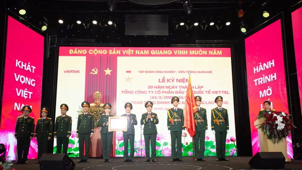 Đại tướng Phan Văn Giang trao danh hiệu Anh hùng Lao động tặng Viettel Global tại buổi lễ. Ảnh: ĐT