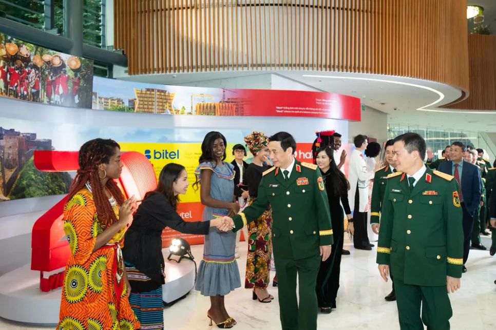 Đại tướng Phan Văn Giang, Ủy viên Bộ Chính trị, Phó Bí thư Quân ủy Trung ương, Bộ trưởng Bộ Quốc phòng thăm hỏi các nhân viên quốc tế của Viettel tại lễ kỷ niệm. Ảnh: ĐT