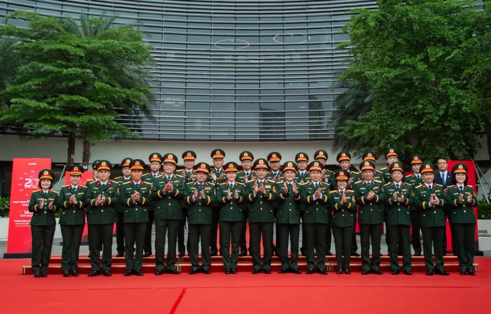 Lãnh đạo Bộ Quốc phòng và Tập đoàn Viettel chụp ảnh lưu niệm tại buổi lễ. Ảnh: ĐT