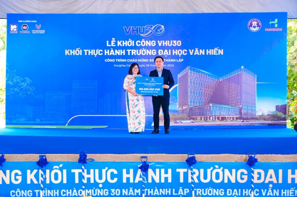Đại diện Công ty Cổ phần Xây dựng Phát triển Miền Tây trao tặng nhà trường học bổng trị giá 100 triệu đồng