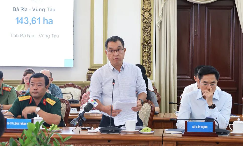 Phó giám đốc Sở Xây dựng Huỳnh Thanh Khiết báo cáo với đoàn công tác