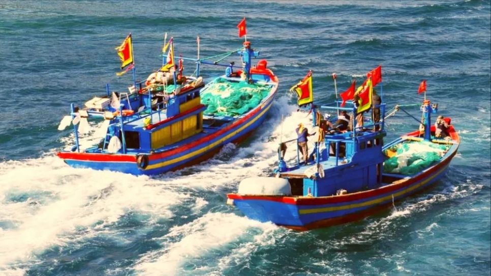 Tàu cá xa bờ ở làng biển Nhơn Lý (Gia Lai) rẽ sóng vươn khơi