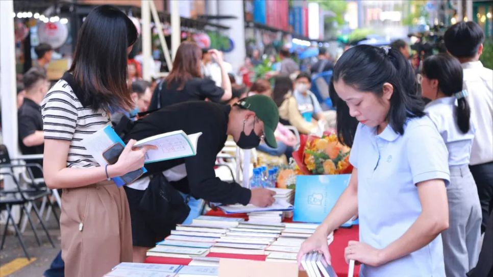 Bạn đọc tìm mua sách tại Đường sách TPHCM Bạn đọc tìm mua sách tại Đường sách TPHCM
