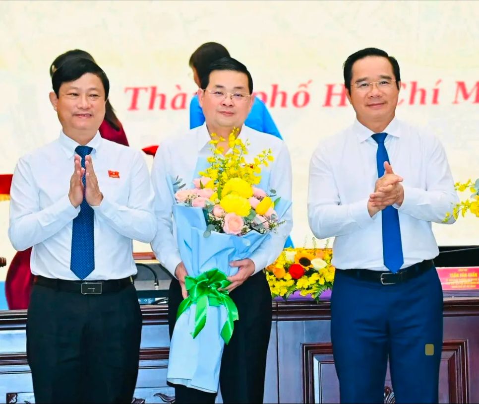 Chủ tịch HĐND Võ Văn Minh (trái) và Chủ tịch UBND Nguyễn Văn Được chúc mừng Giám đốc Sở NN-MT Nguyễn Toàn Thắng được bầu Ủy viên UBND TPHCM Ảnh: Việt Dũng