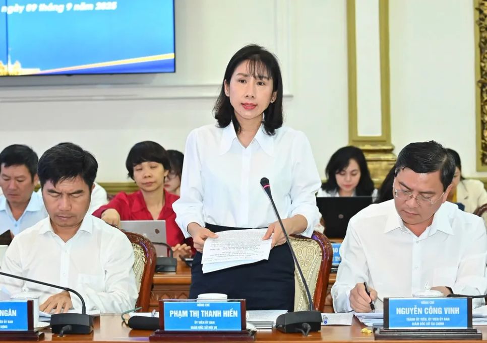 Giám đốc Sở Nội vụ Phạm Thị Thanh Hiền phát biểu tại kỳ họp về kinh tế- xã hội TPHCM