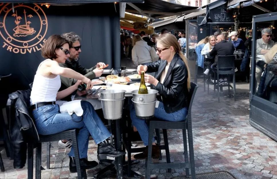 Nhiều thực khách Pháp, nhất là giới trẻ, ít còn lui tới các nhà hàng truyền thống. Ảnh: ALAMY Nhiều thực khách Pháp, nhất là giới trẻ, ít còn lui tới các nhà hàng truyền thống. Ảnh: ALAMY