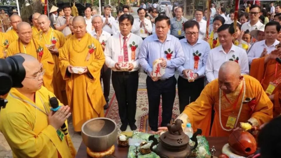 Các đại biểu thực hiện nghi thức đặt viên gạch xây dựng Chùa Da