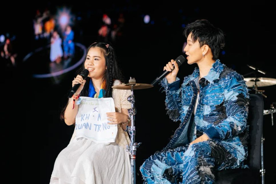 Hoàng Dũng chơi đàn guitar, song ca cùng một fan nữ qua ca khúc 