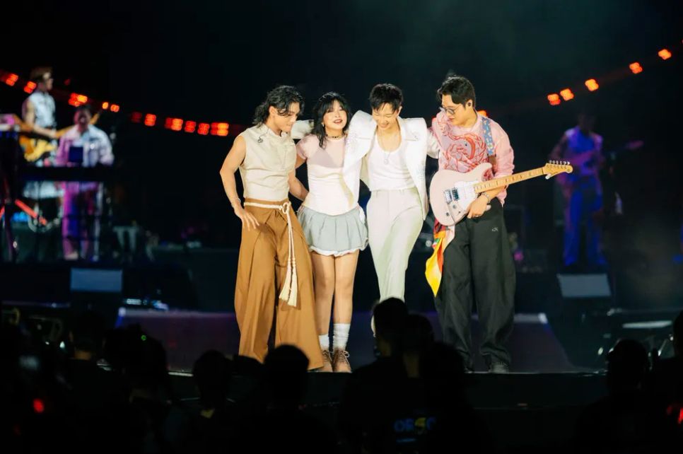 Hoàng Dũng dành cho khán giả bất ngờ lớn khi trình diễn liên khúc hai bản hit 