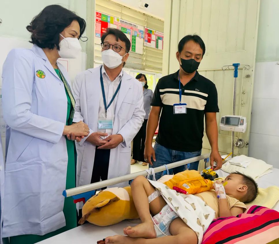 Thứ trưởng Bộ Y tế Nguyễn Thị Liên Hương cùng đoàn công tác thăm bệnh nhi mắc tay chân miệng