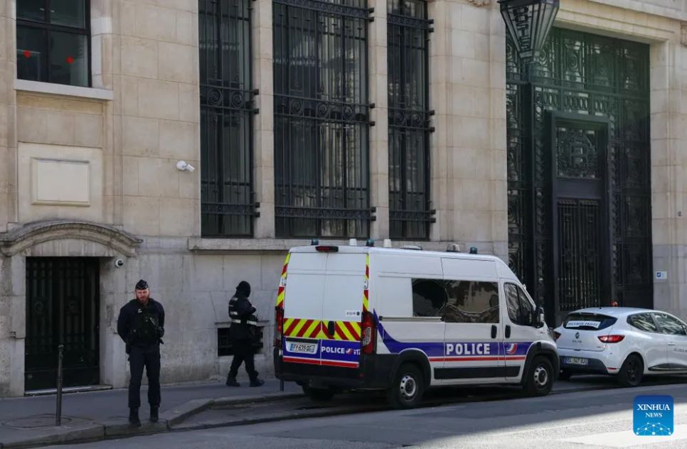 Cảnh sát xuất hiện gần trụ sở ngân hàng Bank of America ở Paris, Pháp. Ảnh: THX