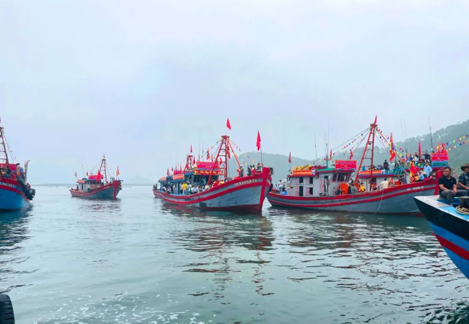 Lễ rước bằng tàu trên biển