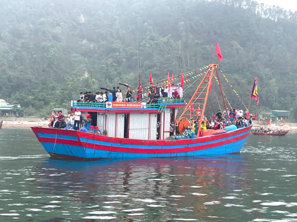 Nét đẹp lễ rước đường biển - Lễ hội đền Mai Bảng